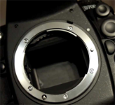 Lustro zawiesza się w górnej pozycji Nikon D700